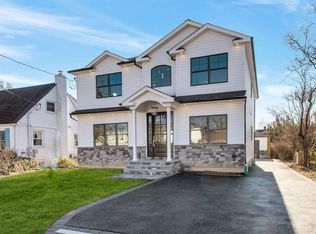 90 Netz Pl, Albertson, NY 11507