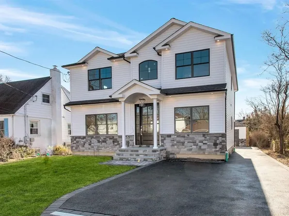 90 Netz Place, Albertson, NY 11507