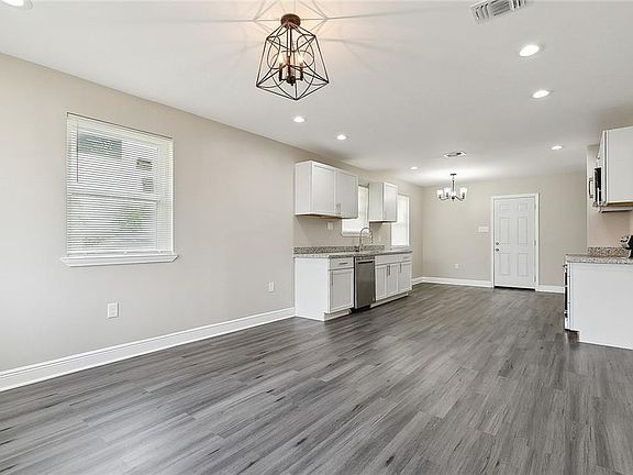 4th image of 3039 N Galvez St