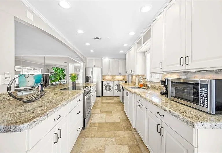 332 NW 26th Ct — Photo 32