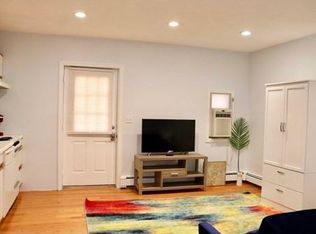 12 Regent St #1R, Cambridge, MA 02140