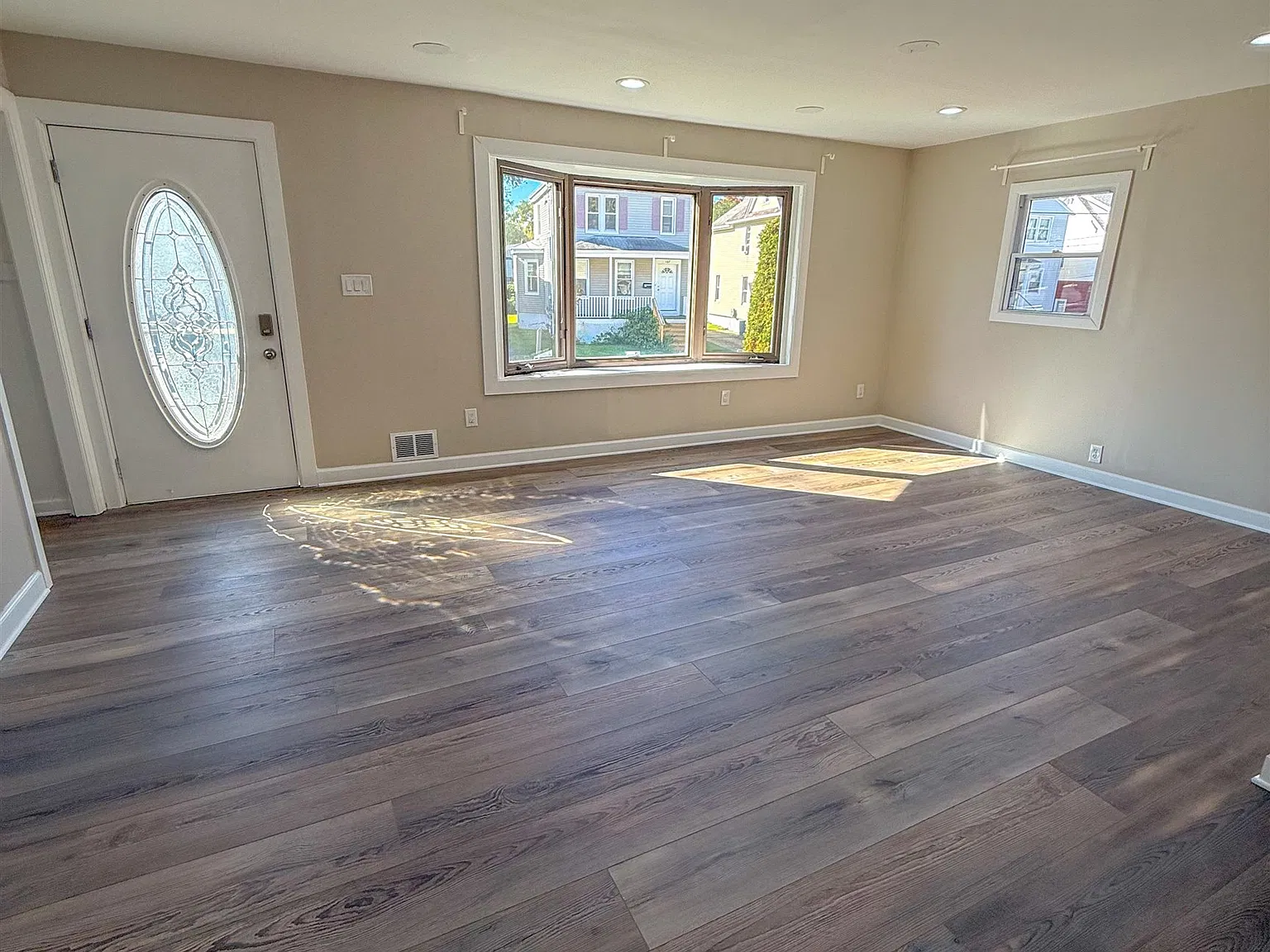 3 bed, 1.0 bath, 1000 sqft, $3,000 — Photo 4