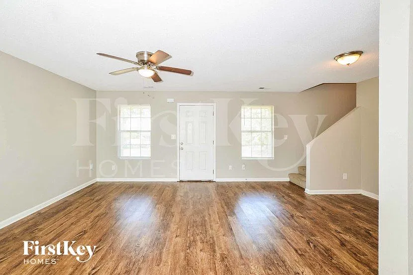 3 bed, 1.0 bath, 1338 sqft, $1,765 — Photo 3