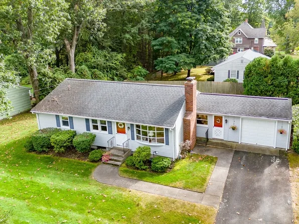 5 Putting Green Cir, Springfield, MA 01108