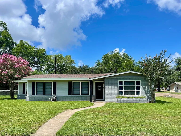 3109 Redwood Dr — Photo 1
