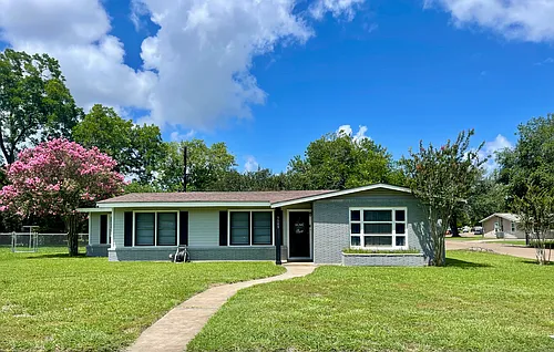 3109 Redwood Dr Photo 1