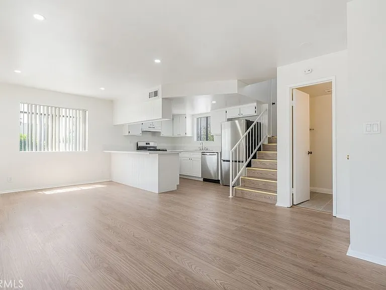 1129 Linden Ave #1 — Photo 2