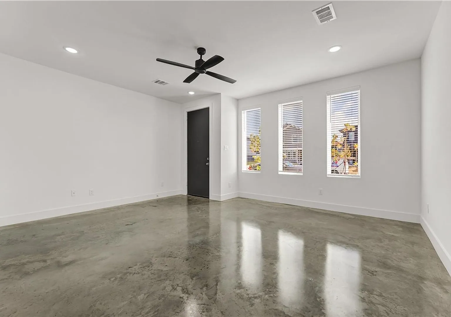Pre-Lease Fall 2027 Luxury Home In South College Station — Photo 2