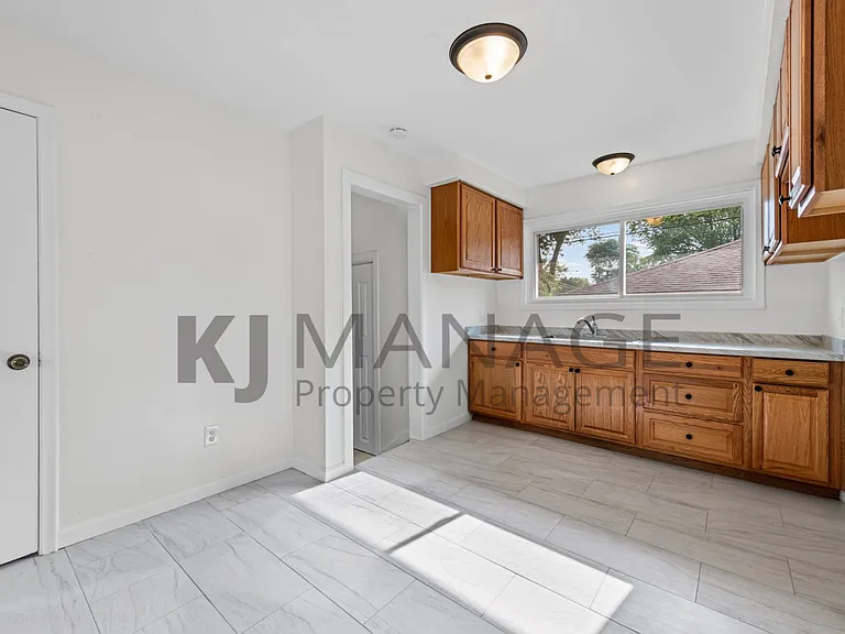 8417 Colonial Ln — Photo 3