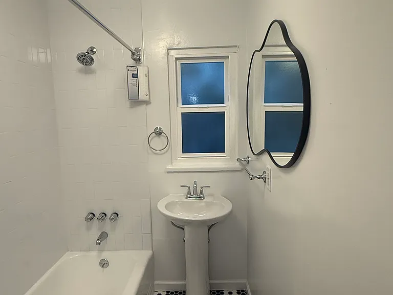2269 N Beachwood Dr #101 — Photo 17
