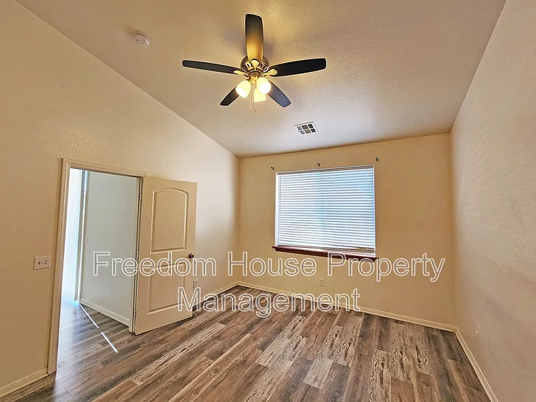 1041 Marne Ct #4 — Photo 30
