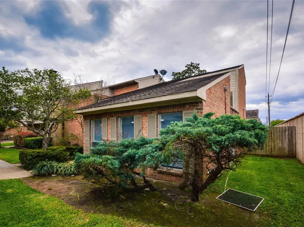 9262 Westwood Village Dr, Houston, TX 77036