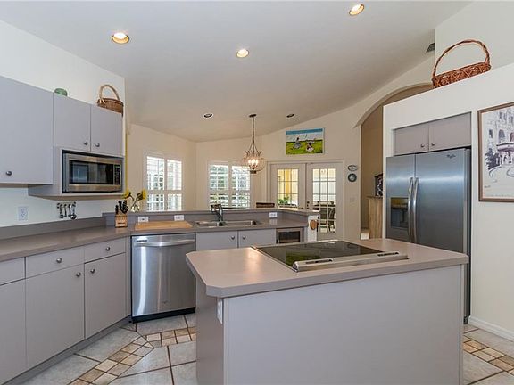 5th image of 665 SW Lighthouse Dr