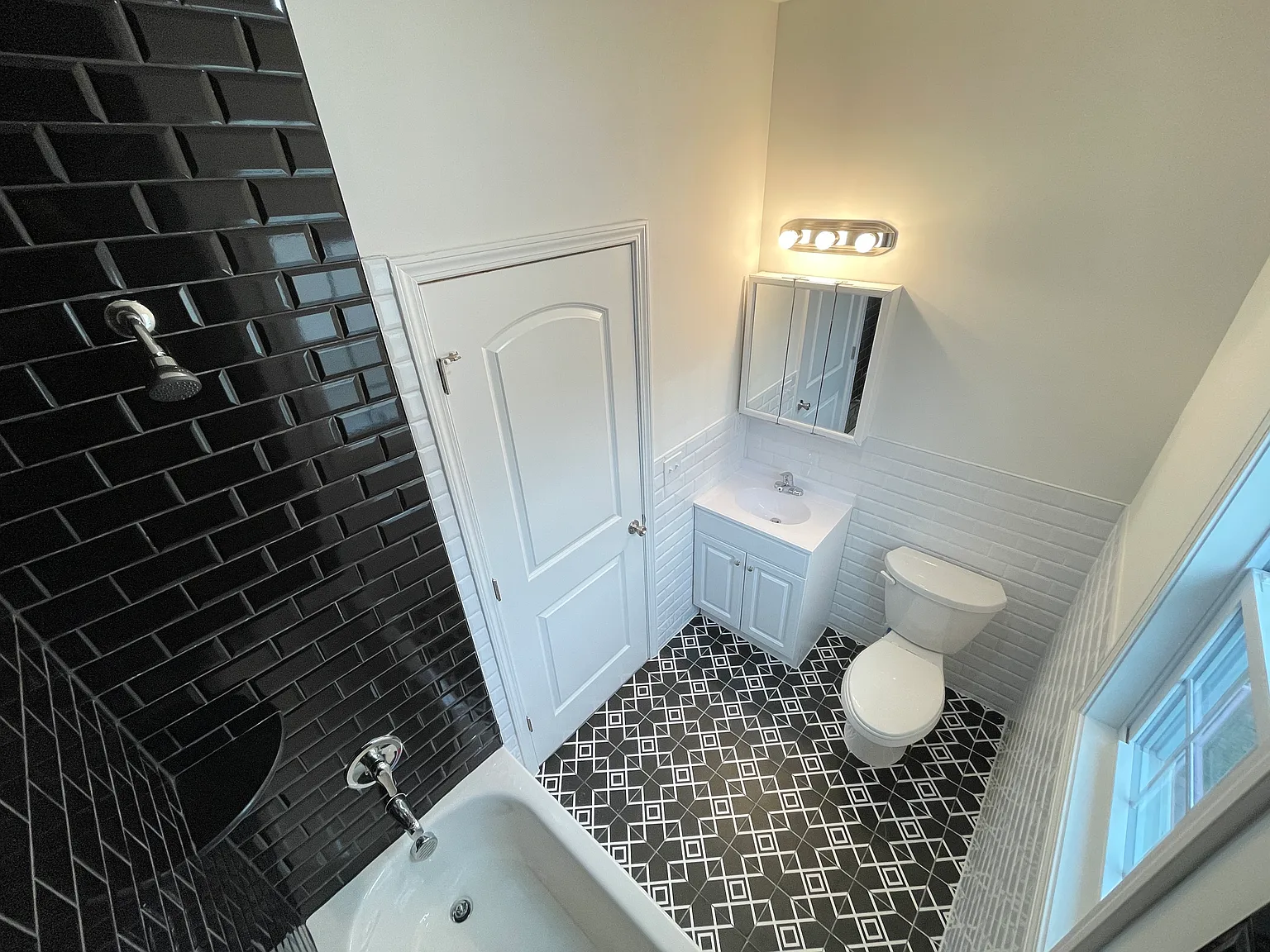 3 bed, 2500 sqft, $3,299 — Photo 3
