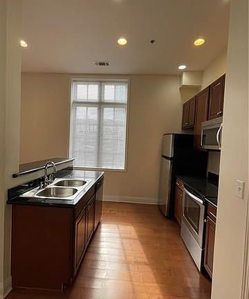 4th image of 703 Carondelet St APT 403