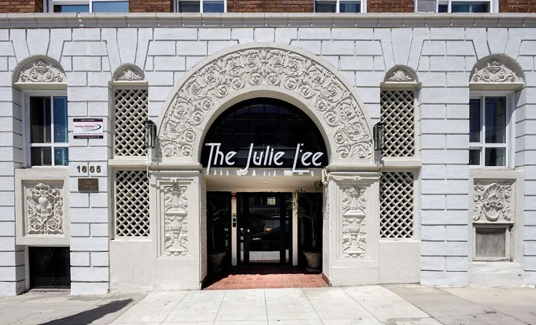 The Julie Lee — Photo 2