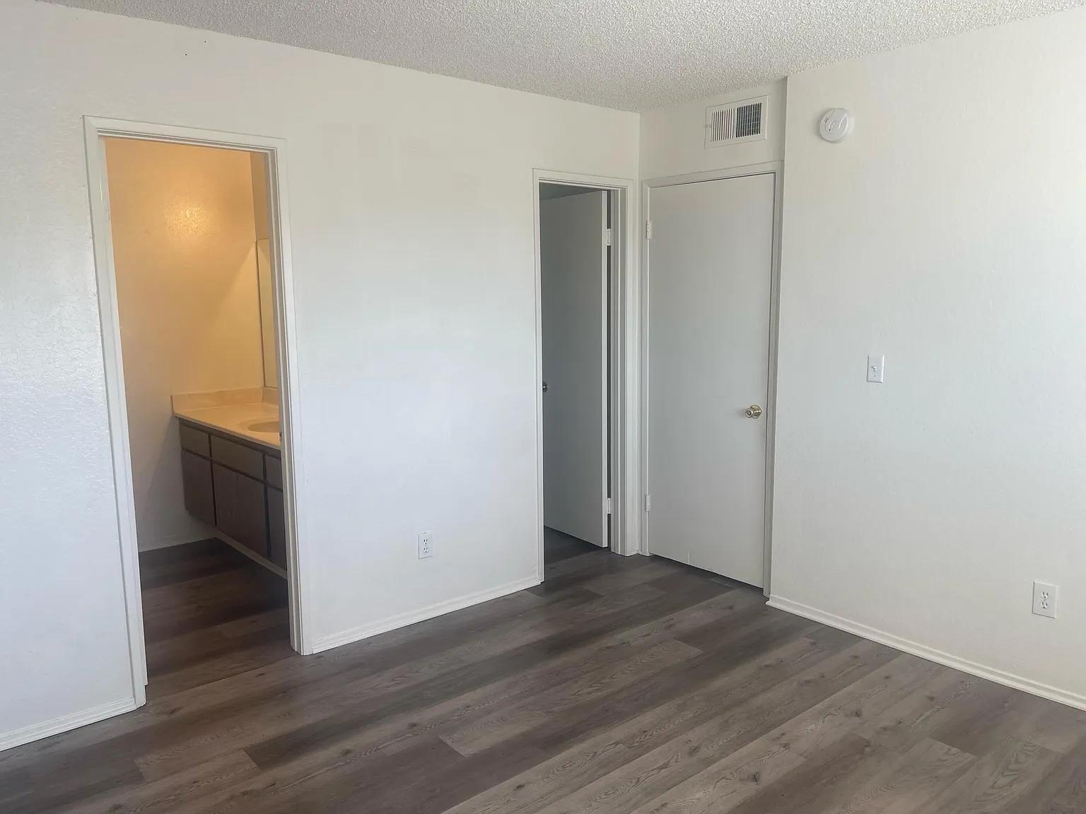 2 bed, 900 sqft, $1,800 — Photo 4