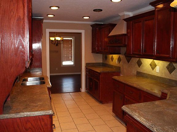 4th image of 605 W Broom Dr