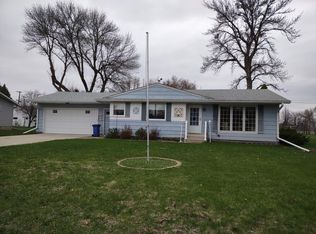 122 E 10th St, Madison, MN 56256