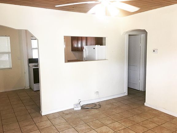2nd image of 715 W Indiana Ave