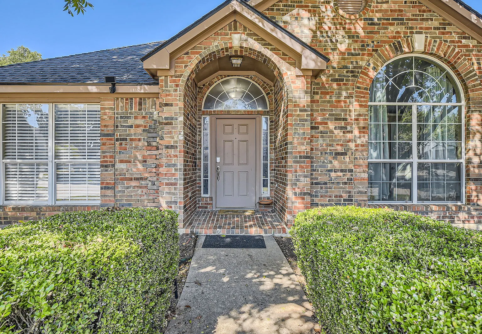 5 bed, 2195 sqft, $5,000 — Photo 2