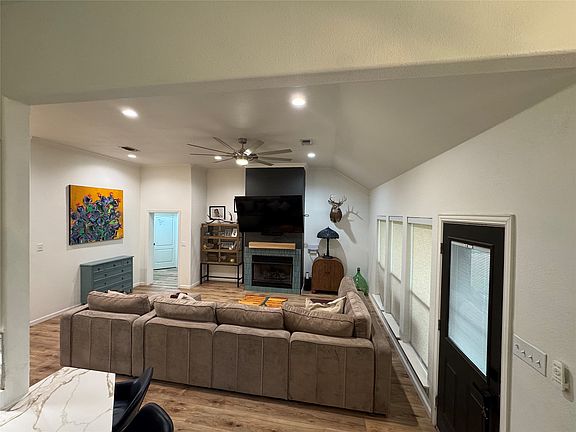 3rd image of 511 Emma St