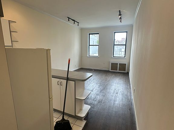 4th image of 490 E 74th St APT 7A