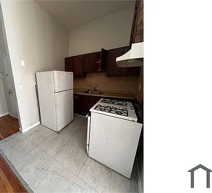 18 N Broadway — Photo 5