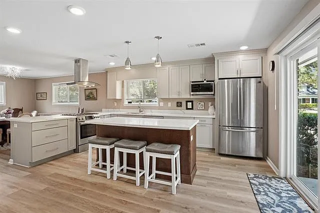 102 N Dabney Dr — Photo 8