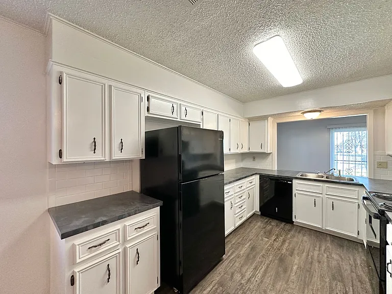 1501 Farhills Dr — Photo 12