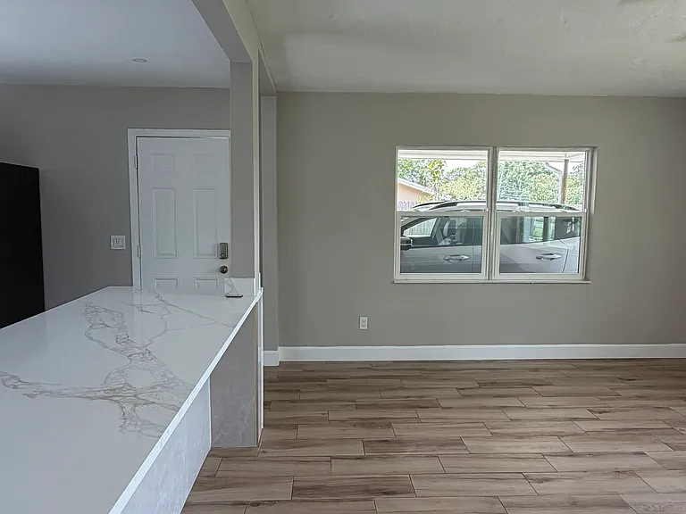 1733 Gladys St — Photo 3