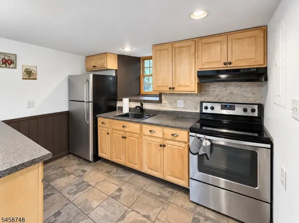 6 Mountain Ave, Flanders, NJ 07836