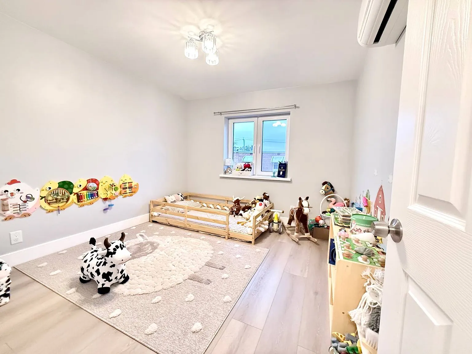 2 bed, 1.0 bath, 1050 sqft, $3,300 — Photo 4