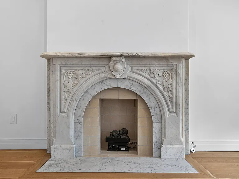 139 Grand St — Photo 31