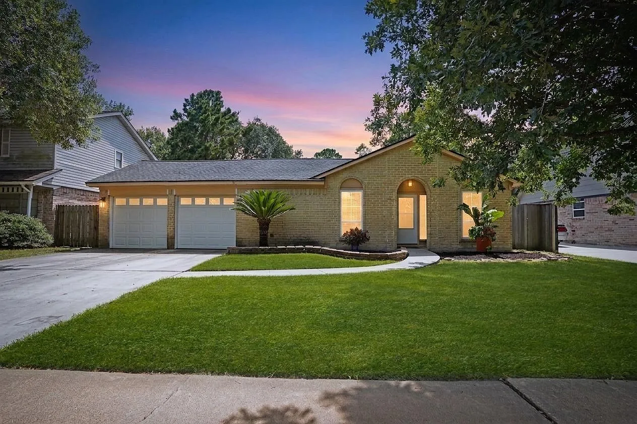 3 bed, 2.0 bath, 1975 sqft, $2,400 — Photo 1