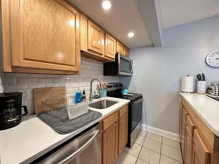 W 3rd Ave 85 NPR — Photo 42