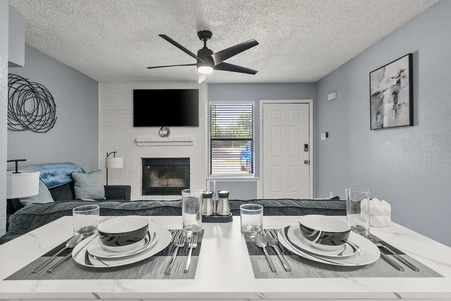 2 bed, 1.0 bath, 979 sqft, $4,726 — Photo 4