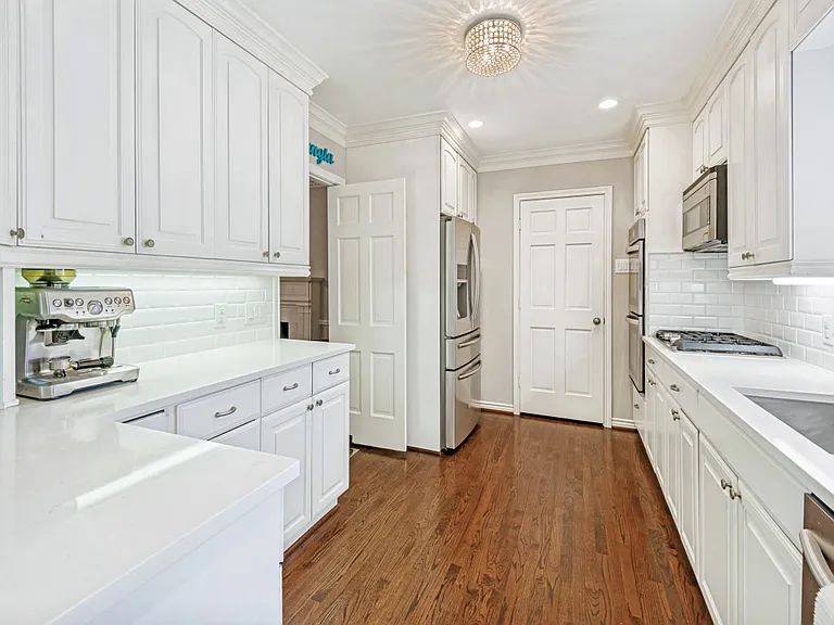 4556 Belclaire Ave — Photo 18