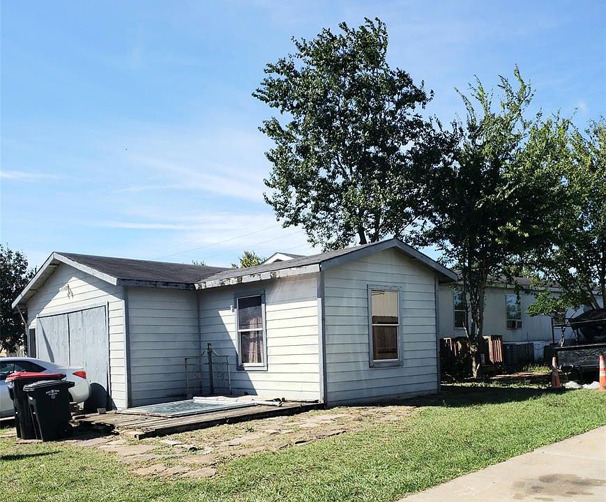 Front side of Mobile Home with built-on Garage Workshop w/office space that can be entered from the rear right side.