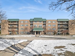 675 Grove Ter #208, Elk Grove Village, IL 60007