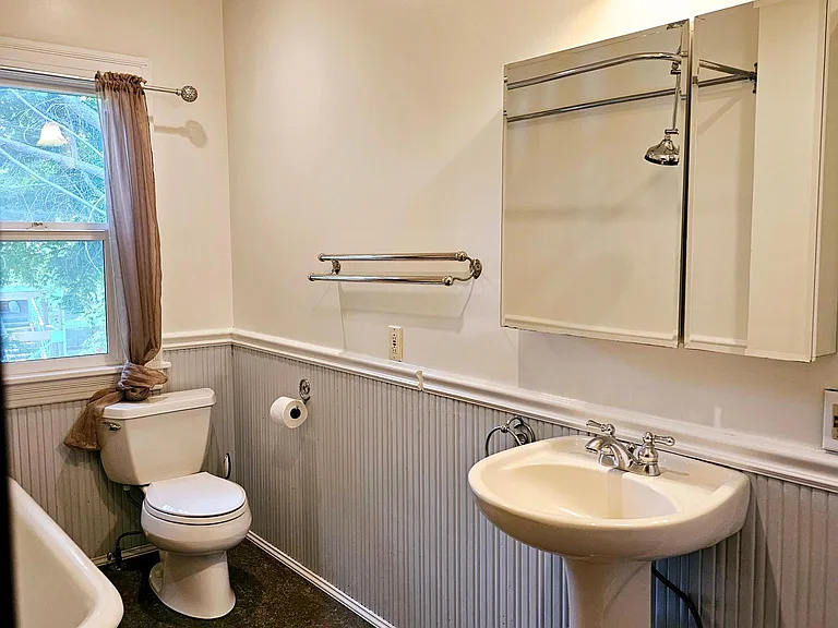 309 NE Graham St #A — Photo 23