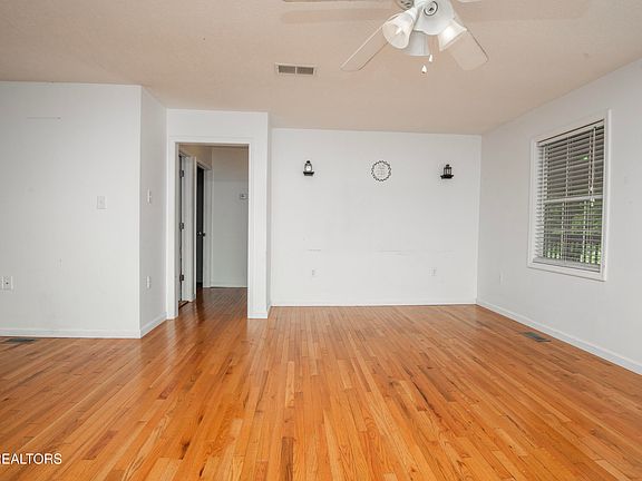5th image of 2335 Grove St