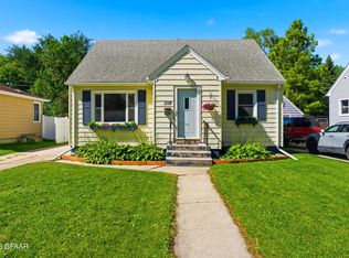 1118 S 9th St, Grand Forks, ND 58201
