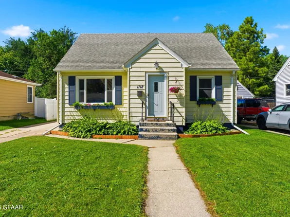 1118 S 9th St, Grand Forks, ND 58201