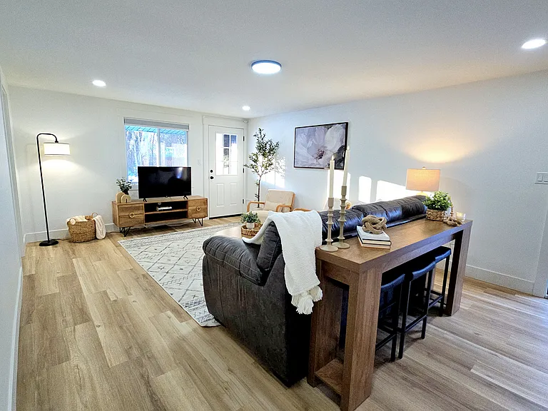 3209 Waltham Ave — Photo 2
