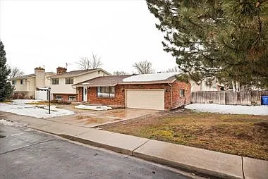 5 bed, 2436 sqft, $2,700 — Photo 3