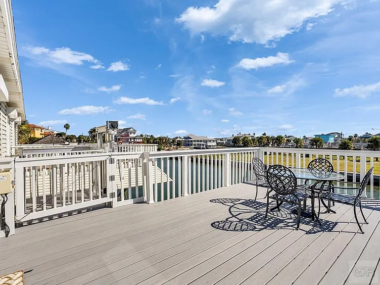 16627 Bayfront Dr — Photo 24
