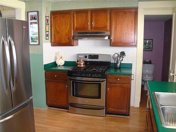 4th image of 182 Stillwell Ave