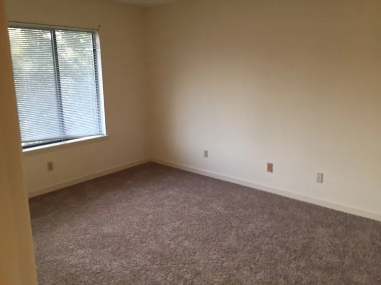 415 Laurel Ave W — Photo 5