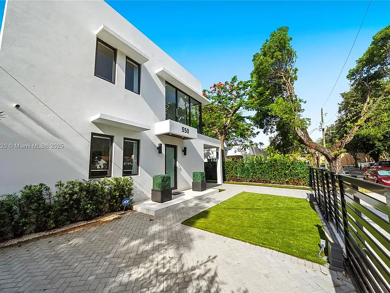 550 NW 42nd St — Photo 56